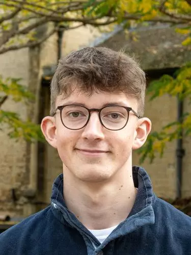 Portrait photo of Oliver Cashmore